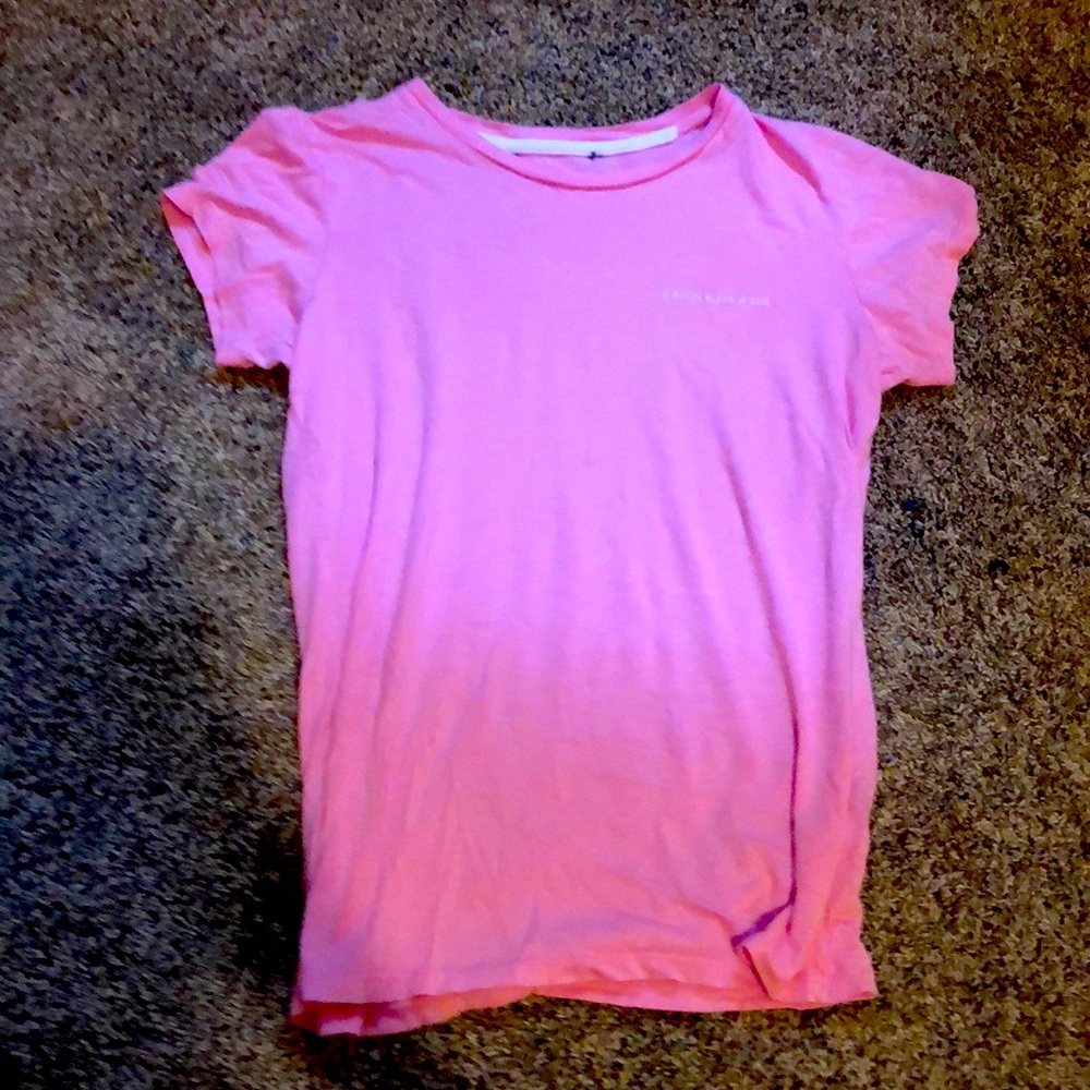 pink Calvin Klein  tee shirt